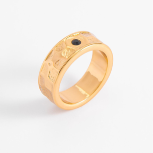 Anillo para caballeros con baño de oro y esmalte negro